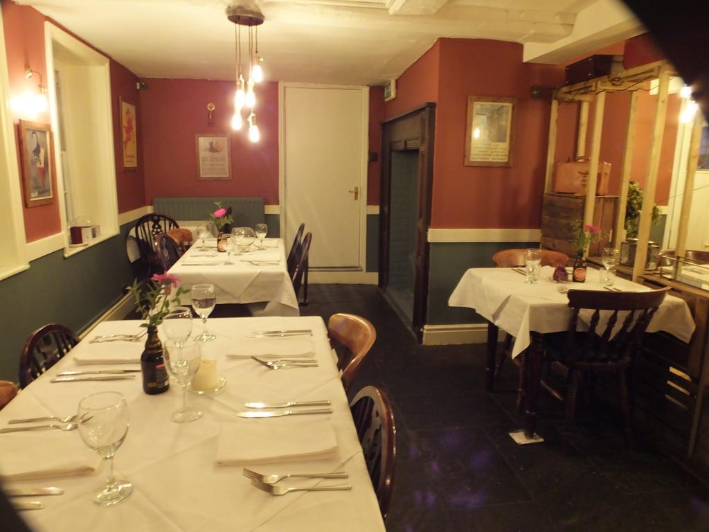 Railway Hotel 페버샴 외부 사진
