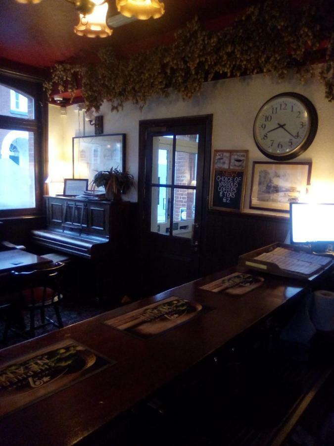 Railway Hotel 페버샴 외부 사진